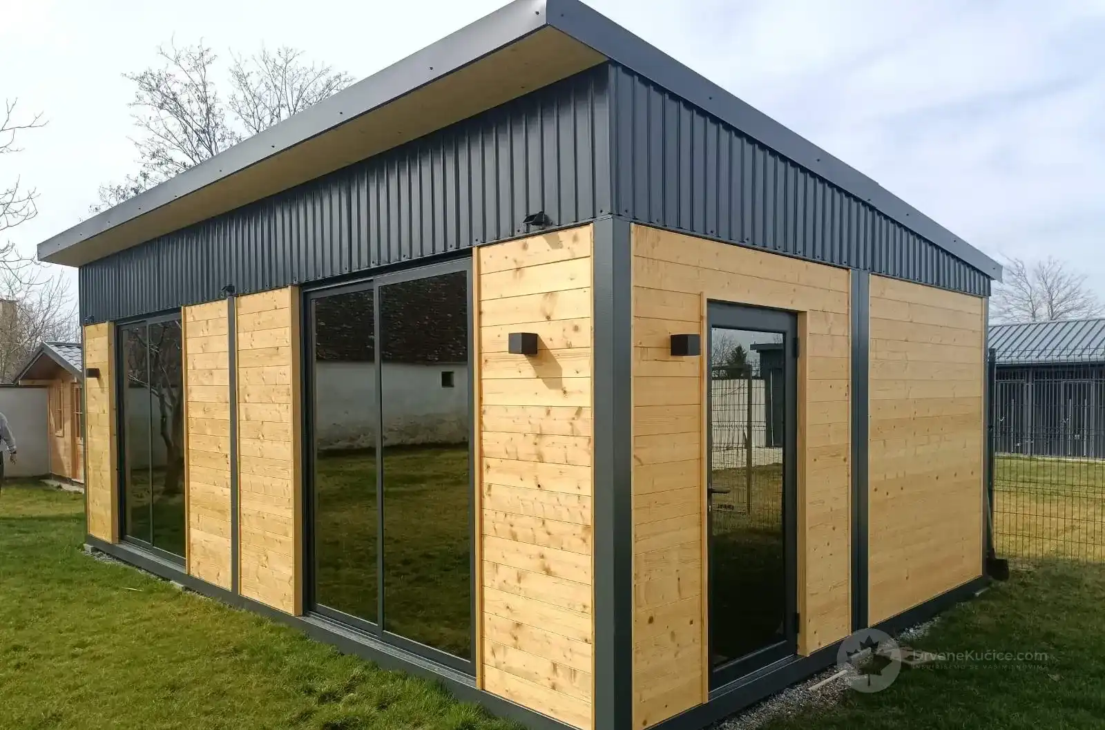 Moderni paviljon od drveta sa staklenim kliznim vratima